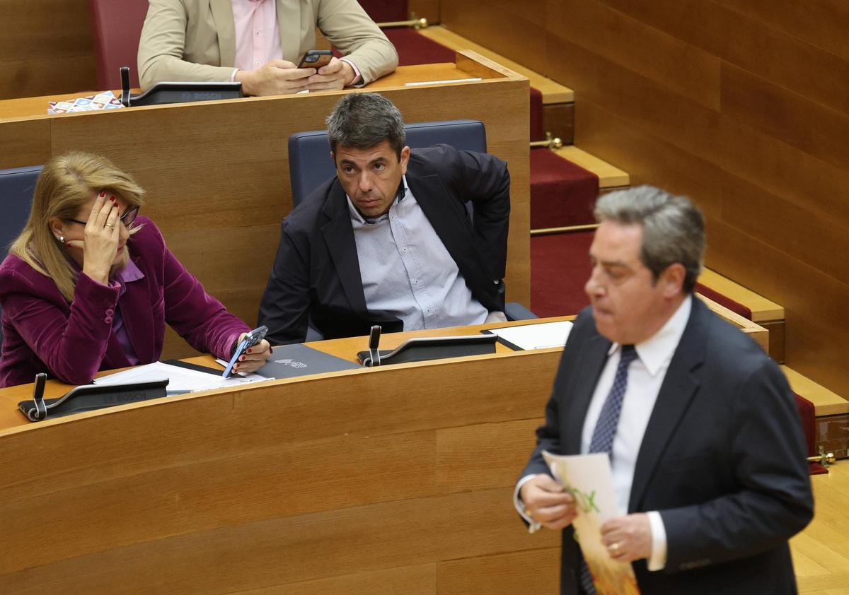 El síndic de Vox José María Llanos se retira de la tribuna en presencia de Carlos Mazón y Susana Camarero.