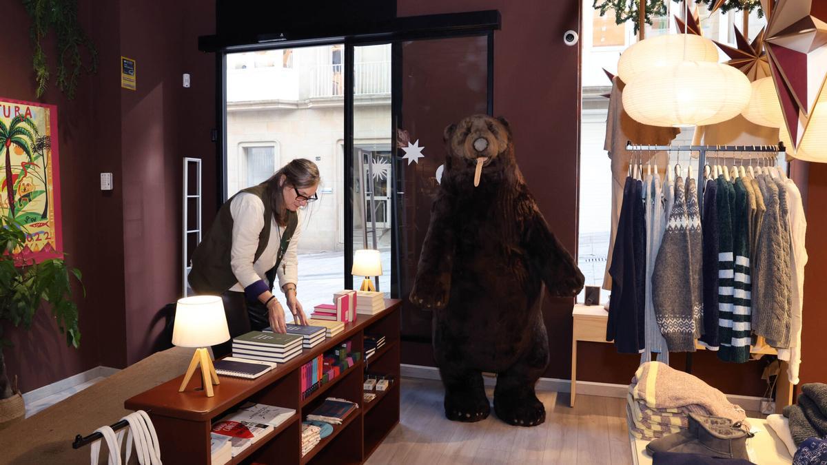 El oso de Natura, que ha sido sorteado, aún en la tienda