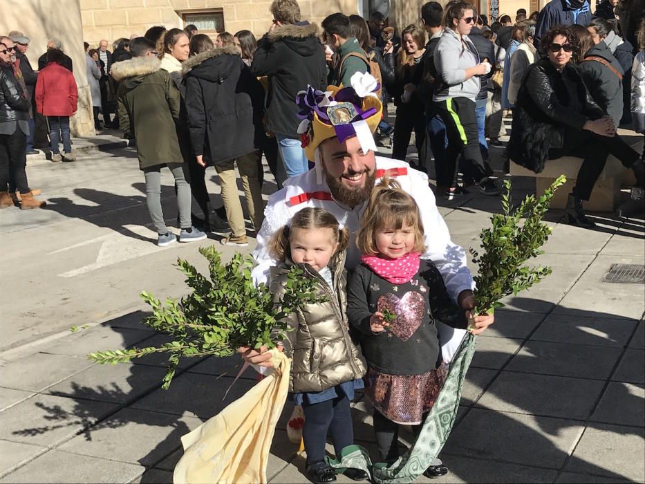 Los 'Cossiers' de Algaida bailan en honor de Sant Honorat