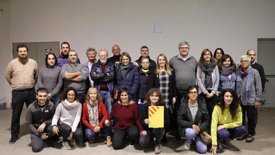 Etna Estrems amb els participants de la reunió republicana.