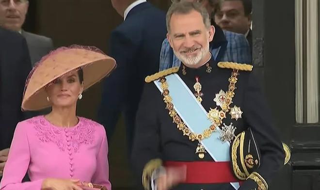 La reina Letizia y el rey Felipe de camino a la coronación de Carlos III