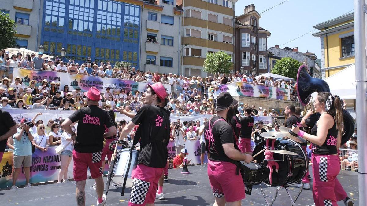 La charanga "Bsumeta", durante su actuación.