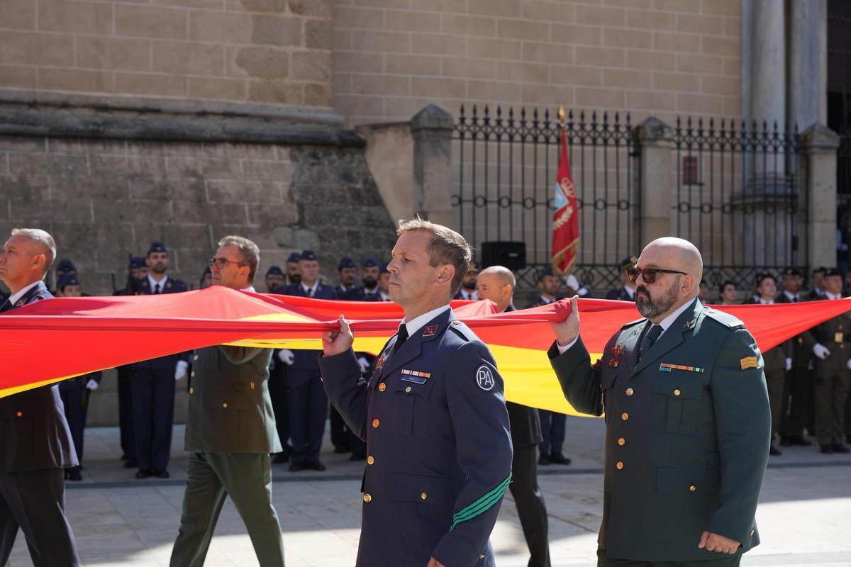 Galería | Así ha ido el izado de bandera por el Día de las Fuerzas Armadas en Badajoz