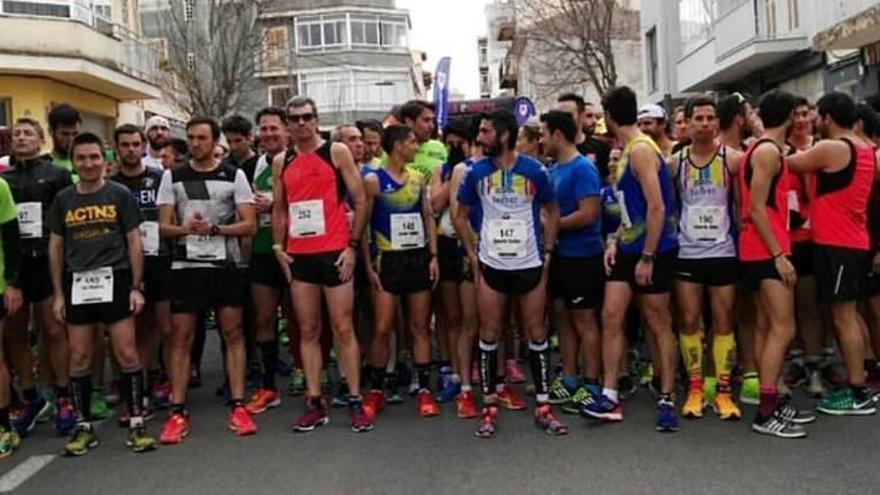 Los atletas esperan el momento de la salida, ayer en la Cursa Popular Ciutat de Manacor.