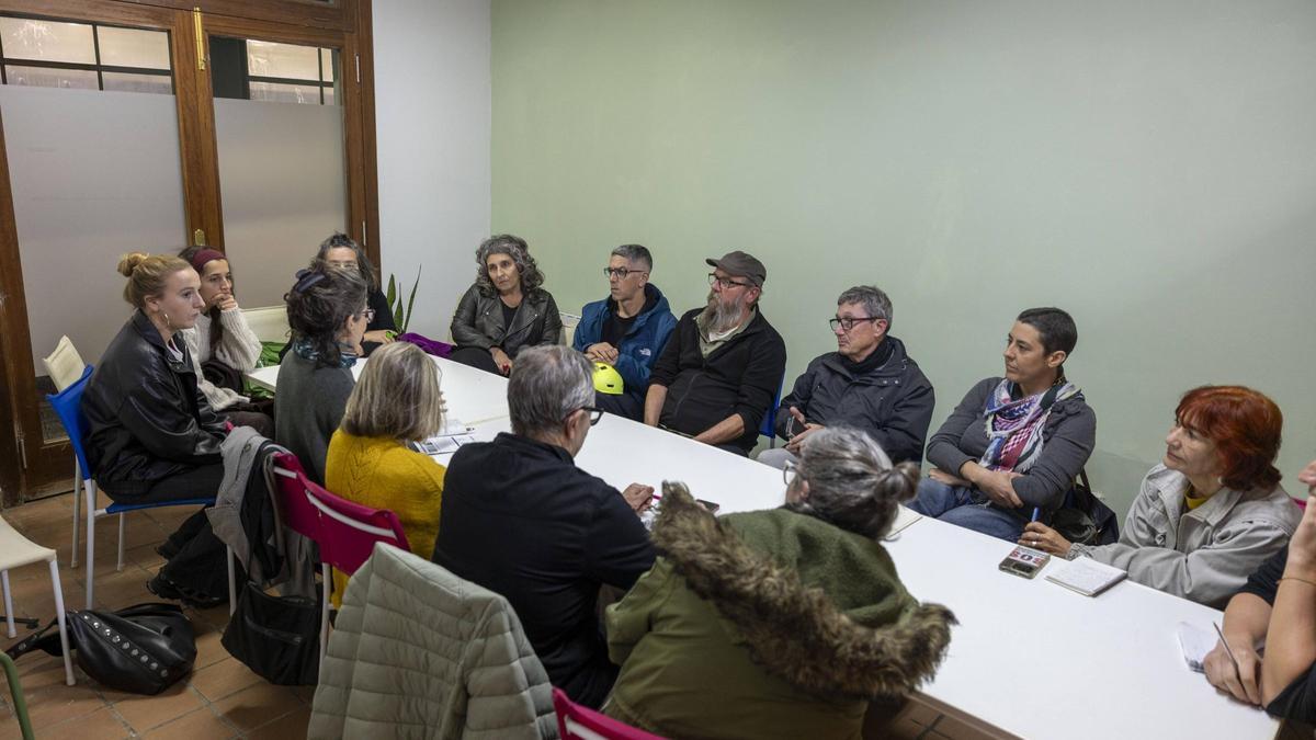 Asamblea de vecinos de Canamunt el mes pasado.