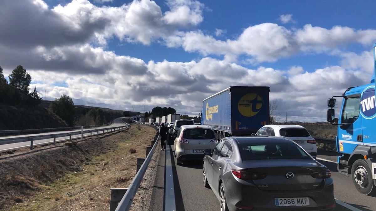Retenciones en la autovía de Madrid (A-2), este sábado a la altura de Calatayud.