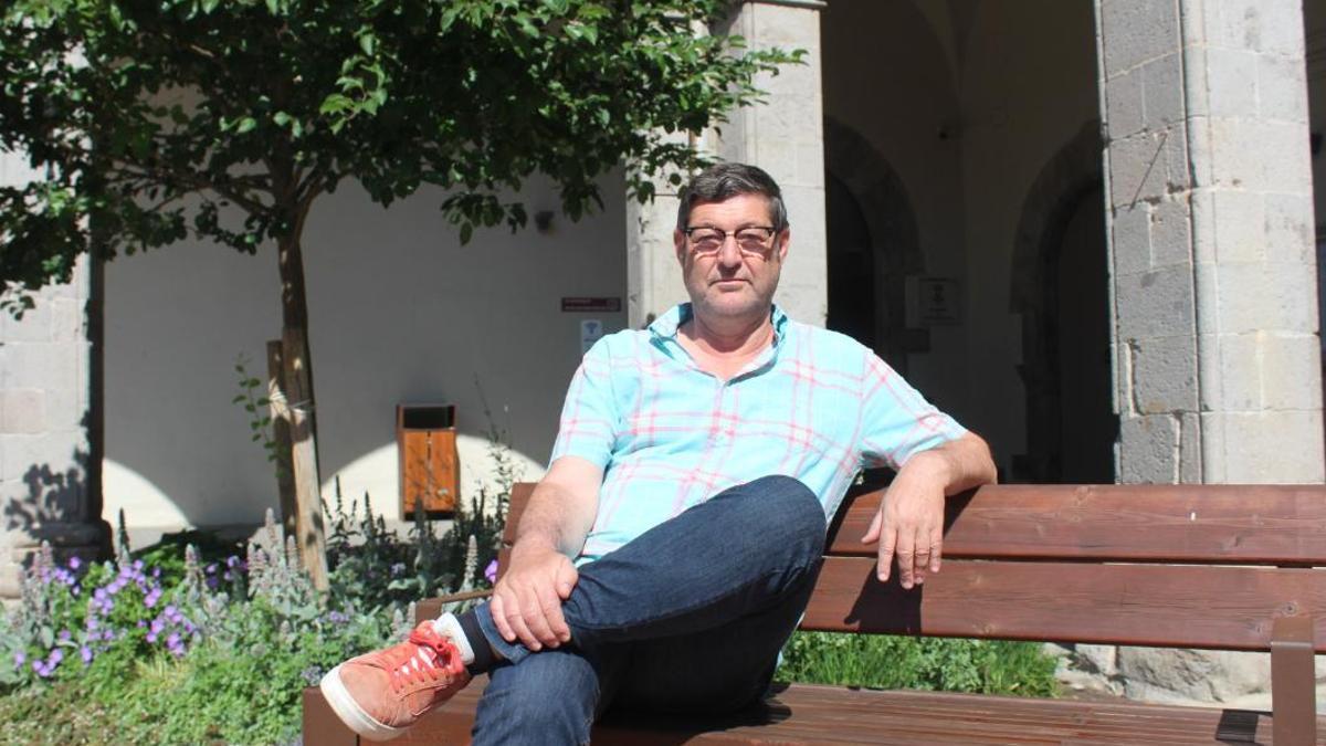 Salvi Güell assegut en un banc del pati del Palau dels Comtes, seu de l’Ajuntament. | SANTI COLL