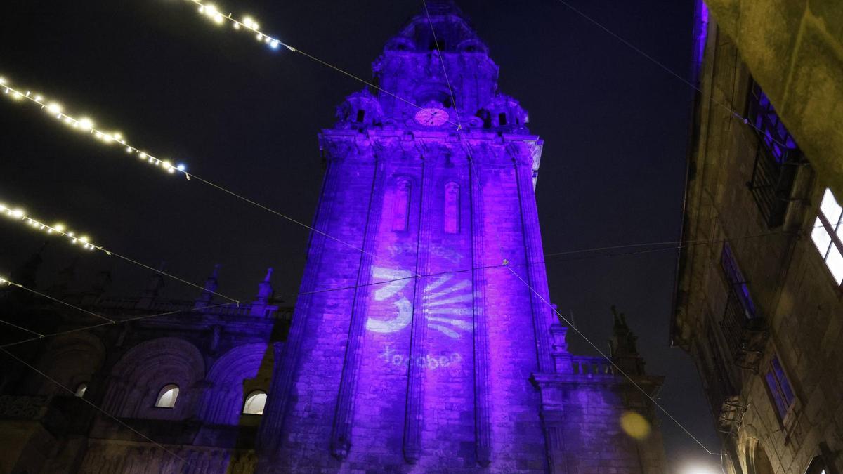 Iluminación en la Torre del Reloj de la Catedral por los treinta años de la declaración del Camino Francés como Patrimonio de la Humanidad