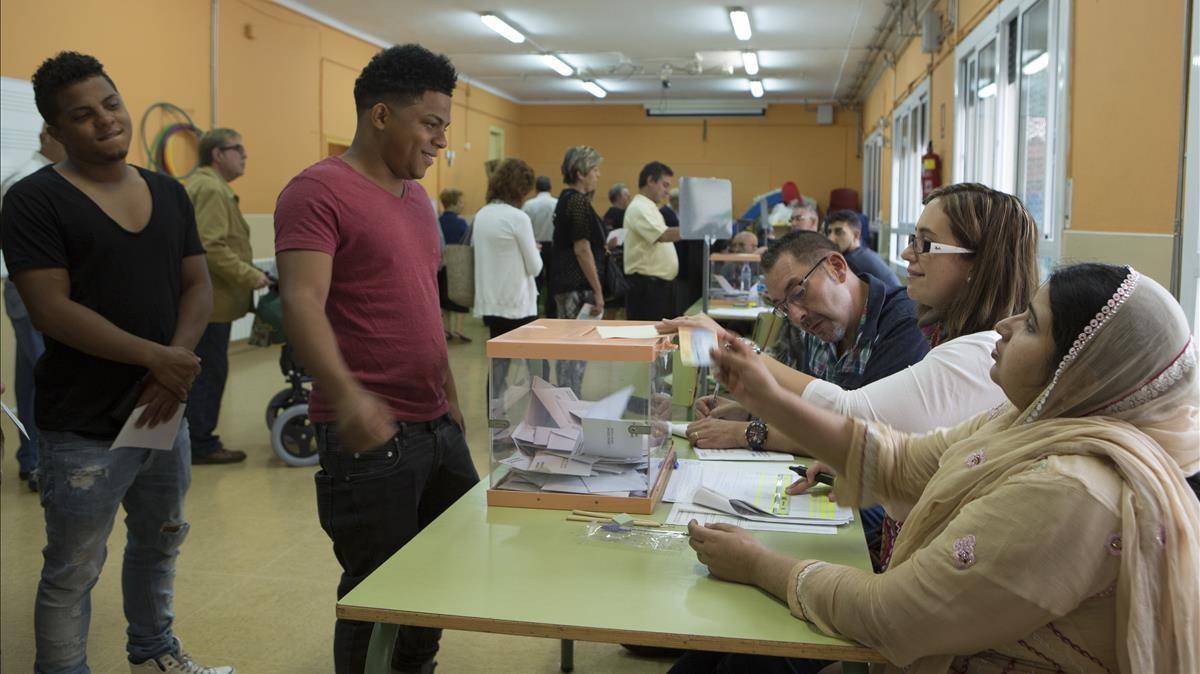 Hospitalet 27 09 2015 Elecciones autonomicas Colegio Pau Vila Fotografia Albert Bertran  migracion inmigrantes votacion