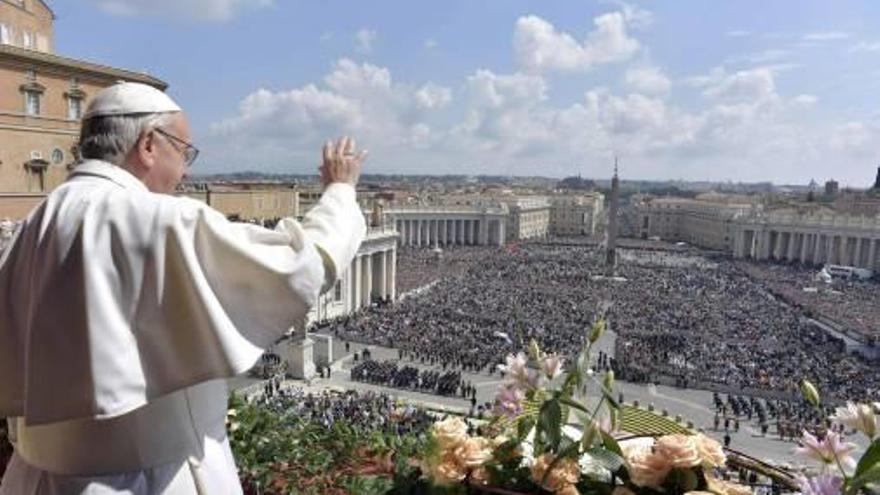 El papa Francisco saluda ayer desde el Vaticano.