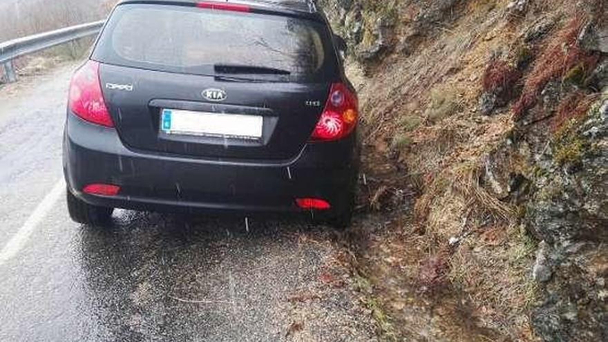 Paso de un vehículo por la estrecha carretera de Porto.