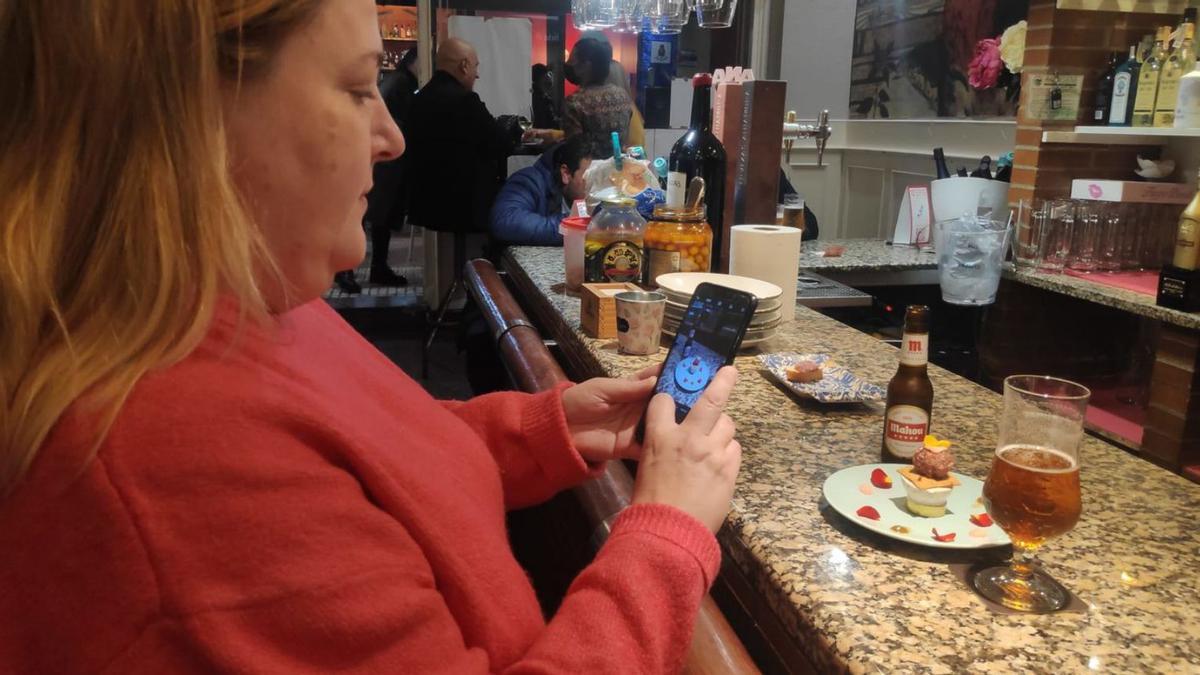 Luisa Pérez inmortaliza el aperitivo del Campeonato de Pinchos de Gijón de La Bohème.