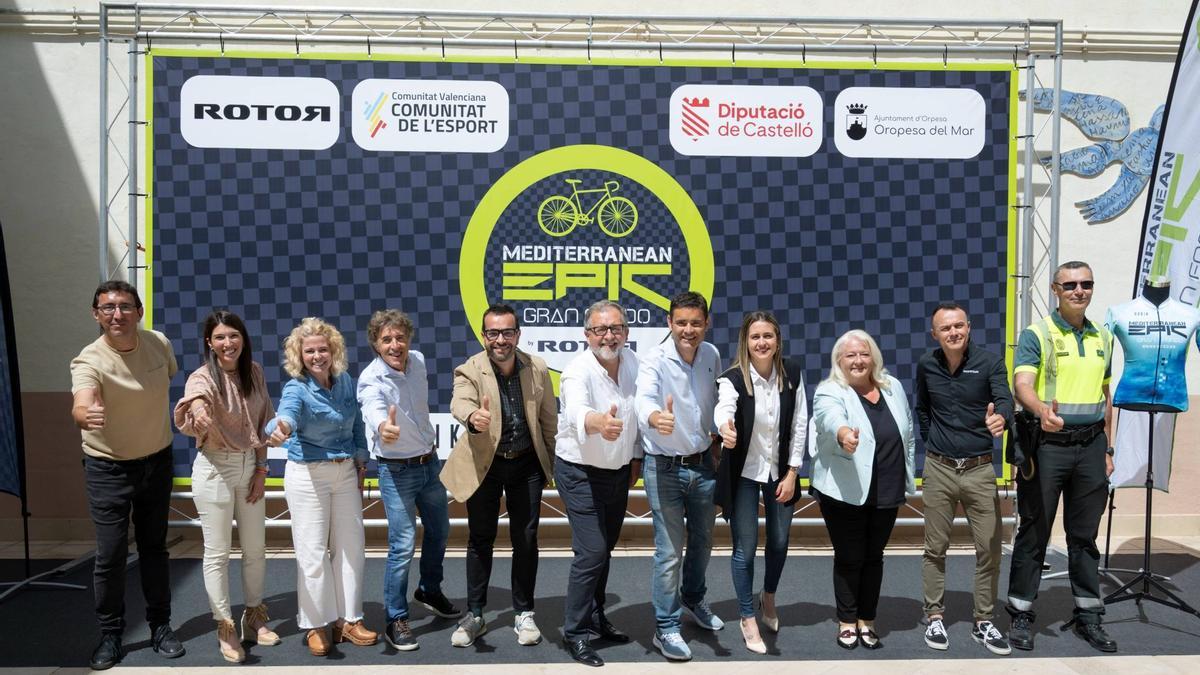 Los representantes de la Diputación y de la organización de la prueba, junto a Perico Delgado, en la presentación.