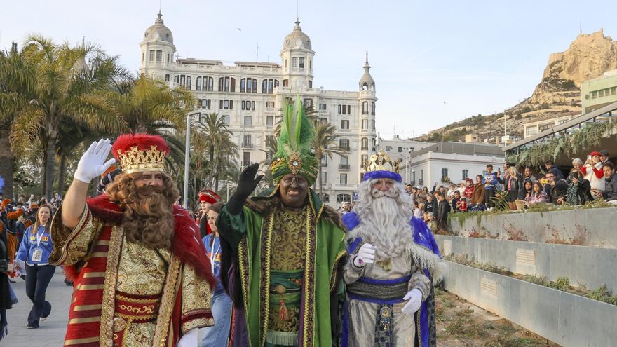 Sus Majestades de Oriente tocan tierra en el puerto de Alicante