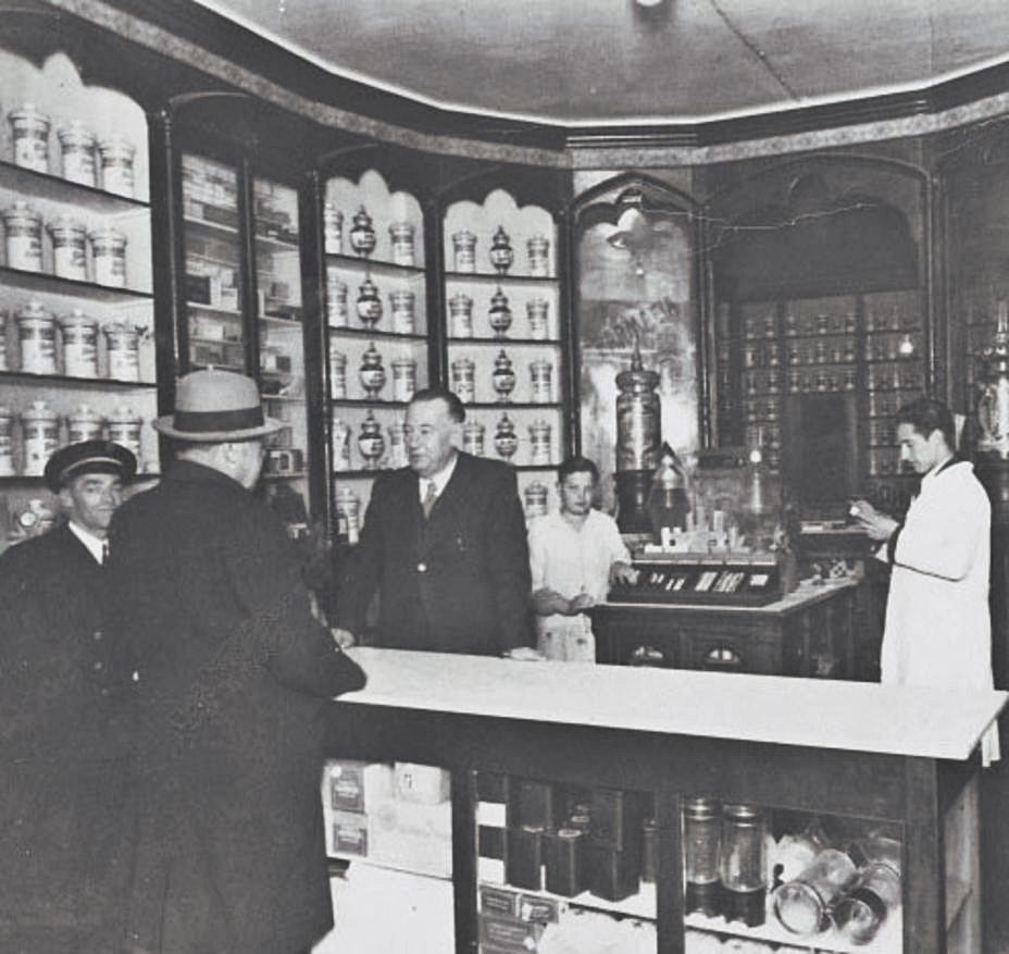 Luis Ossorio, al frente de la farmacia en los años treinta.   | // LA OPINIÓN 