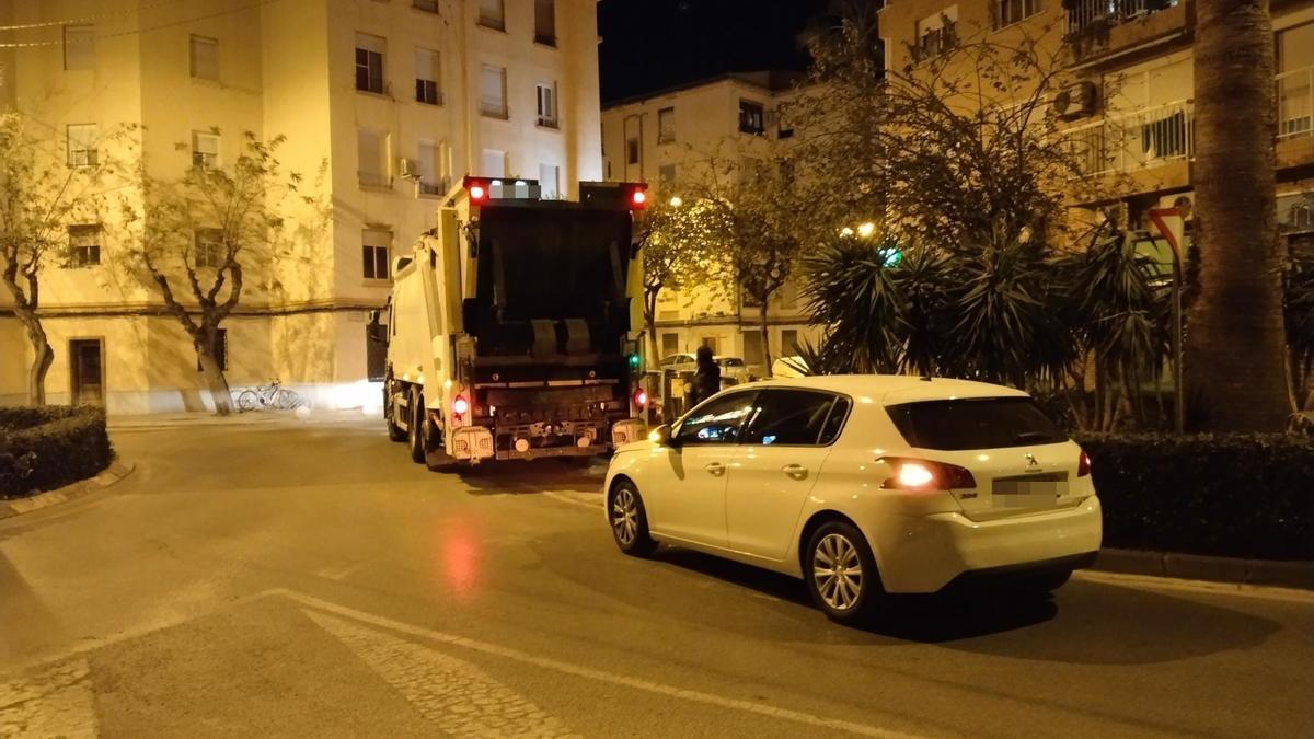 El camión de basura y el vehículo involucrados en la colisión