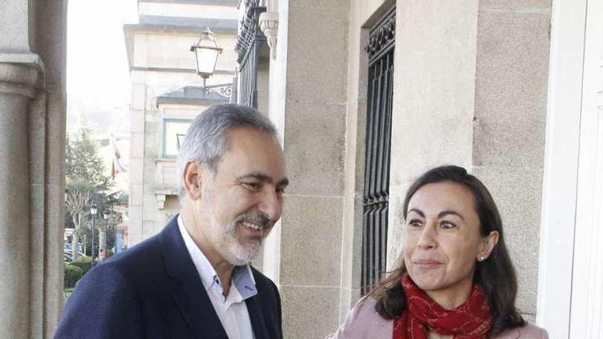 María Ramallo recibe a Cores Tourís en la puerta del Concello. // S.A.