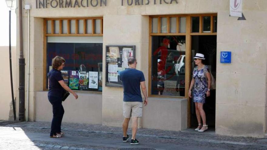 Varias personas en una oficina turística.