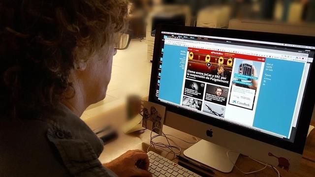 Un usuario consulta la página web de EL PERIÓDICO.