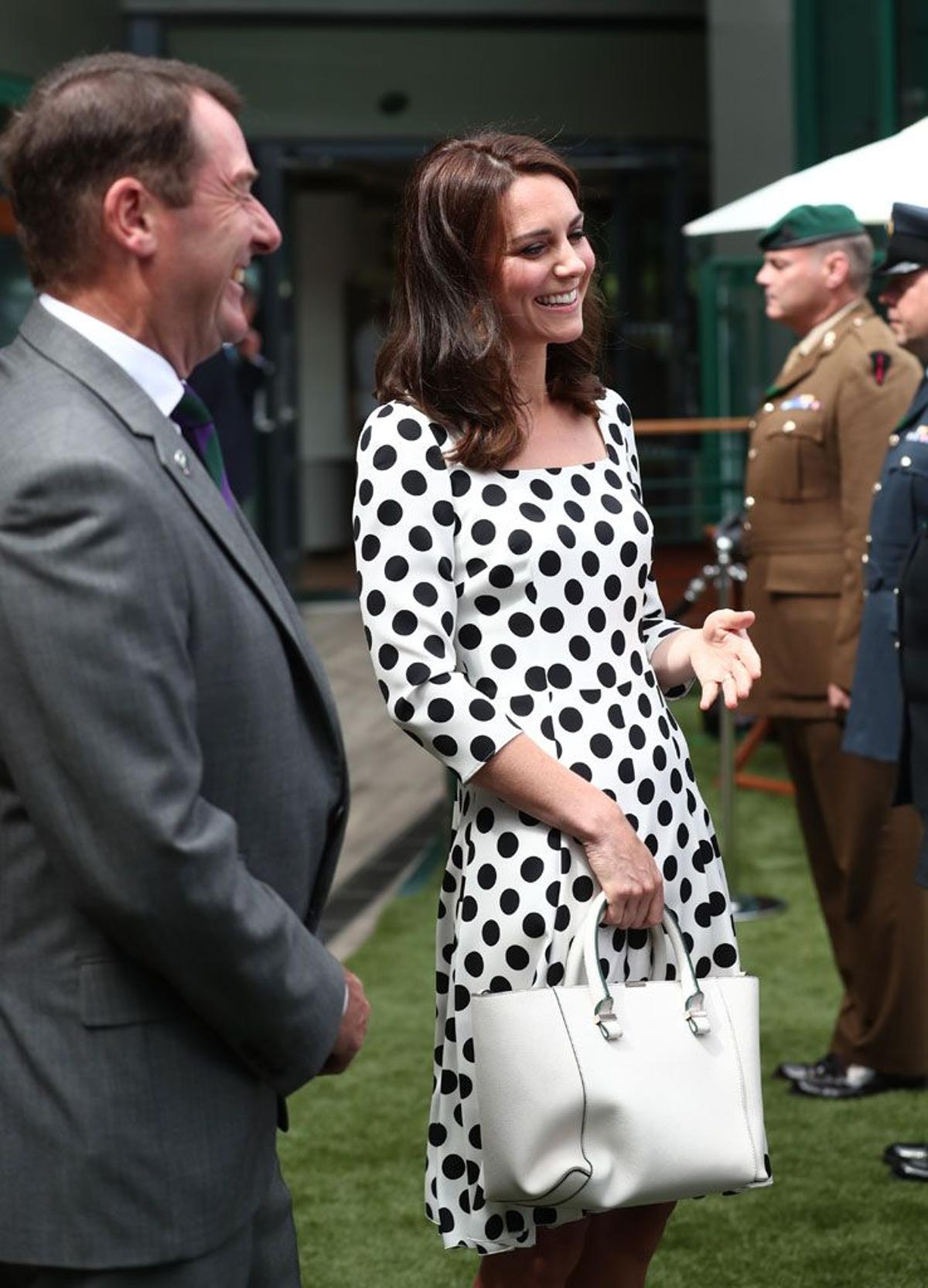 Kate Middleton con vestido de lunares y maxibolso blanco