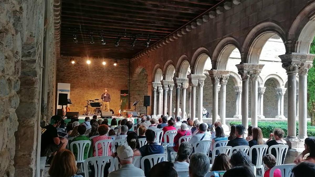El cantautor Jordi Soler fent un concert a Ripoll