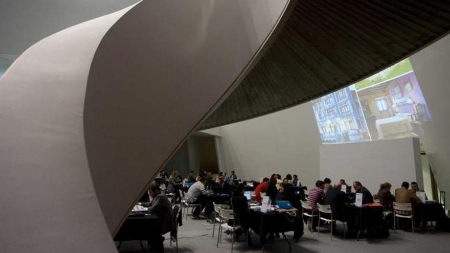 Reuniones de trabajo entre compradores y vendedores de servicios turísticos, ayer, en el centro Niemeyer.