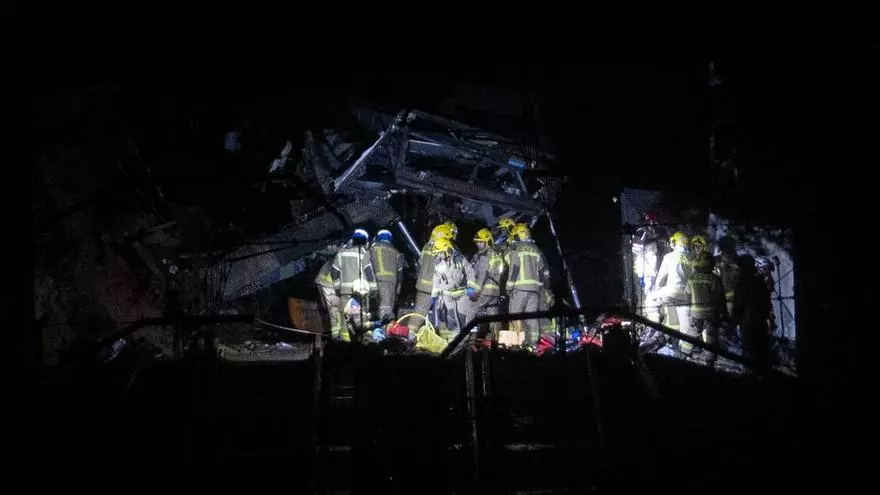 Así trabajan los equipos de emergencia para rescatar a los pasajeros atrapados en el tren descarrilado en Barcelona