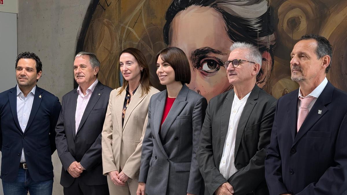 La ministra Diana Morant junto a rectores y directivos de universidades públicas y representantes políticos.