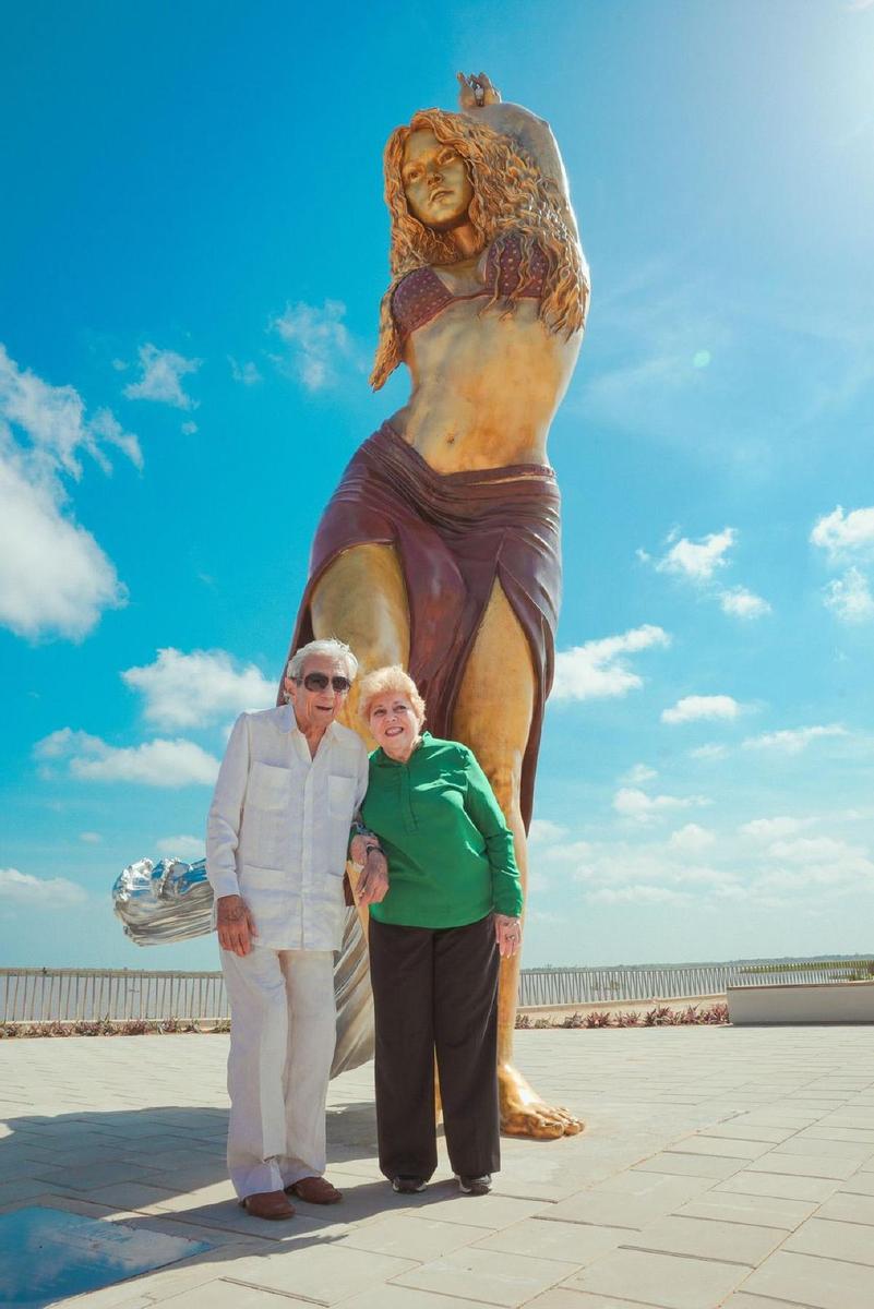 Los padres de Shakira posan ante la estatua de su hija en Barranquilla