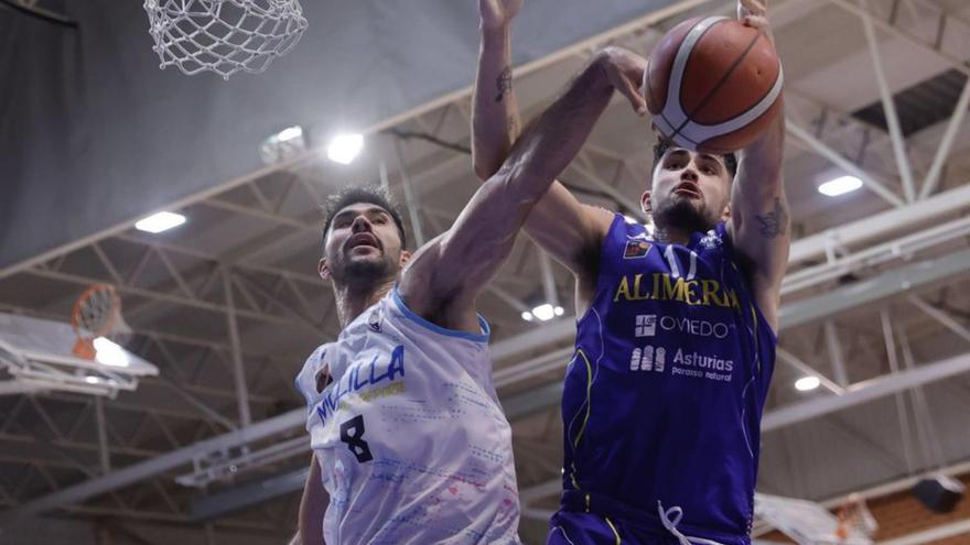 Marc Martí taponado por Lepichev en el Oviedo-Melilla disputado esta  temporada en el polideportivo de Pumarín. |