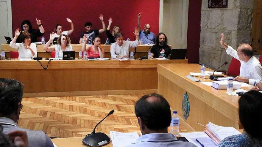 Un momento de la votación en el pleno del lunes, con los ediles de PP y EU con los brazos bajados.