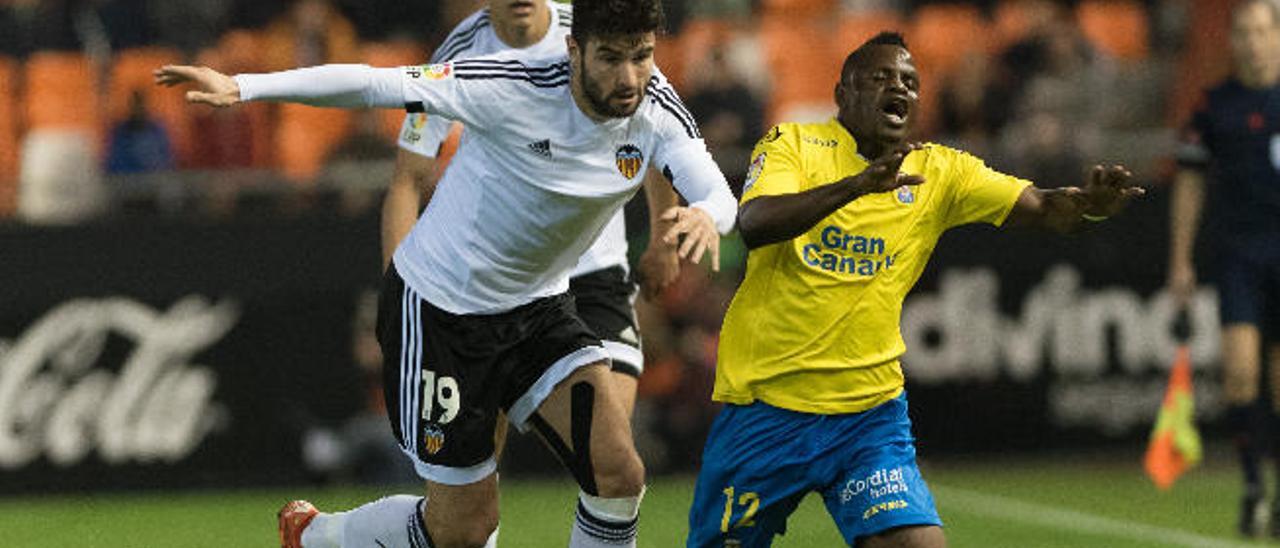 El meta australiano del Valencia Mathew David Ryan no despeja el esférico, en la acción del 0-1, en el autogol de Zahibo.