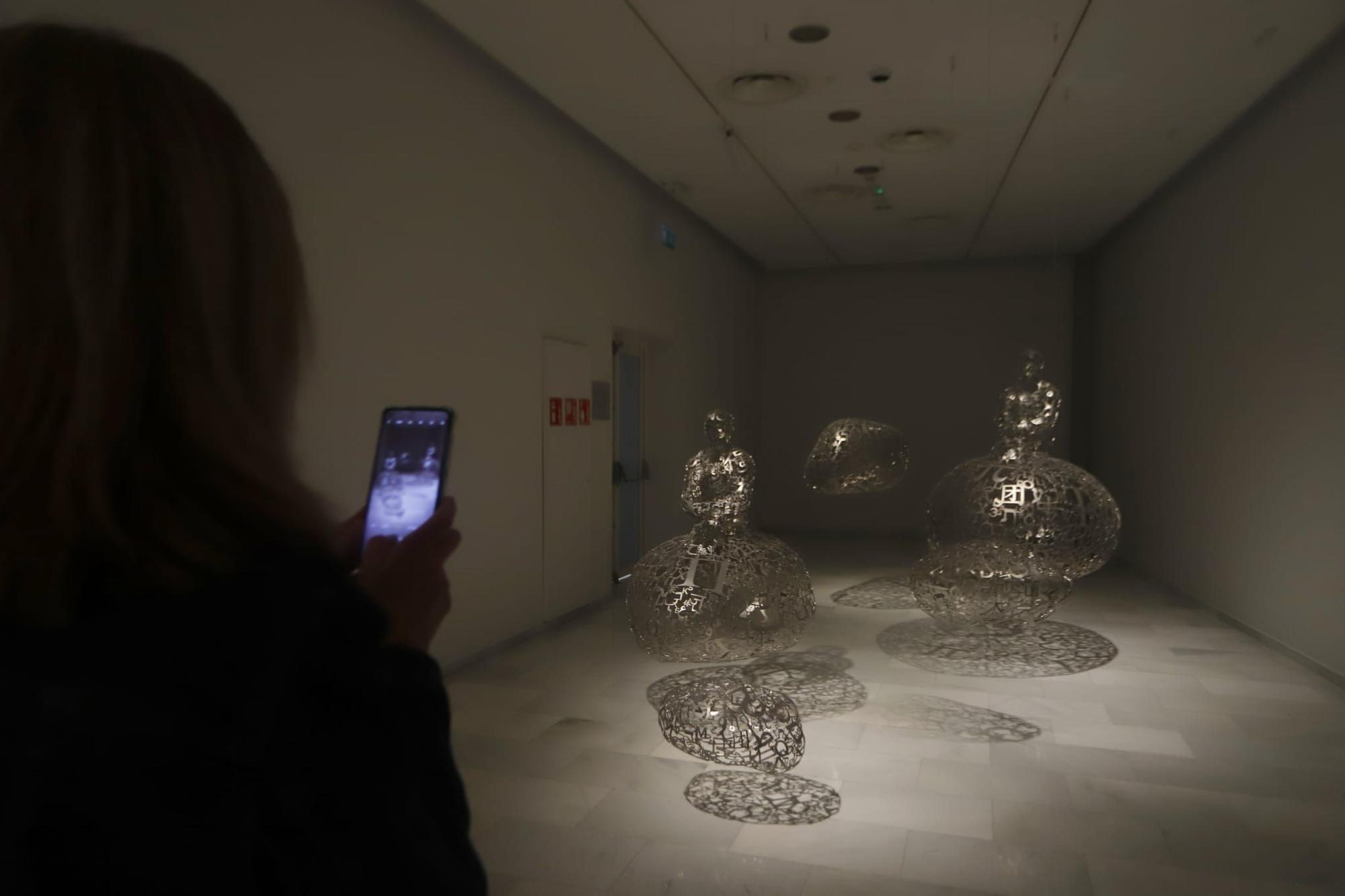 Jaume Plensa en su exposición 'Poesía del silencio' en la Fundación Bancaja