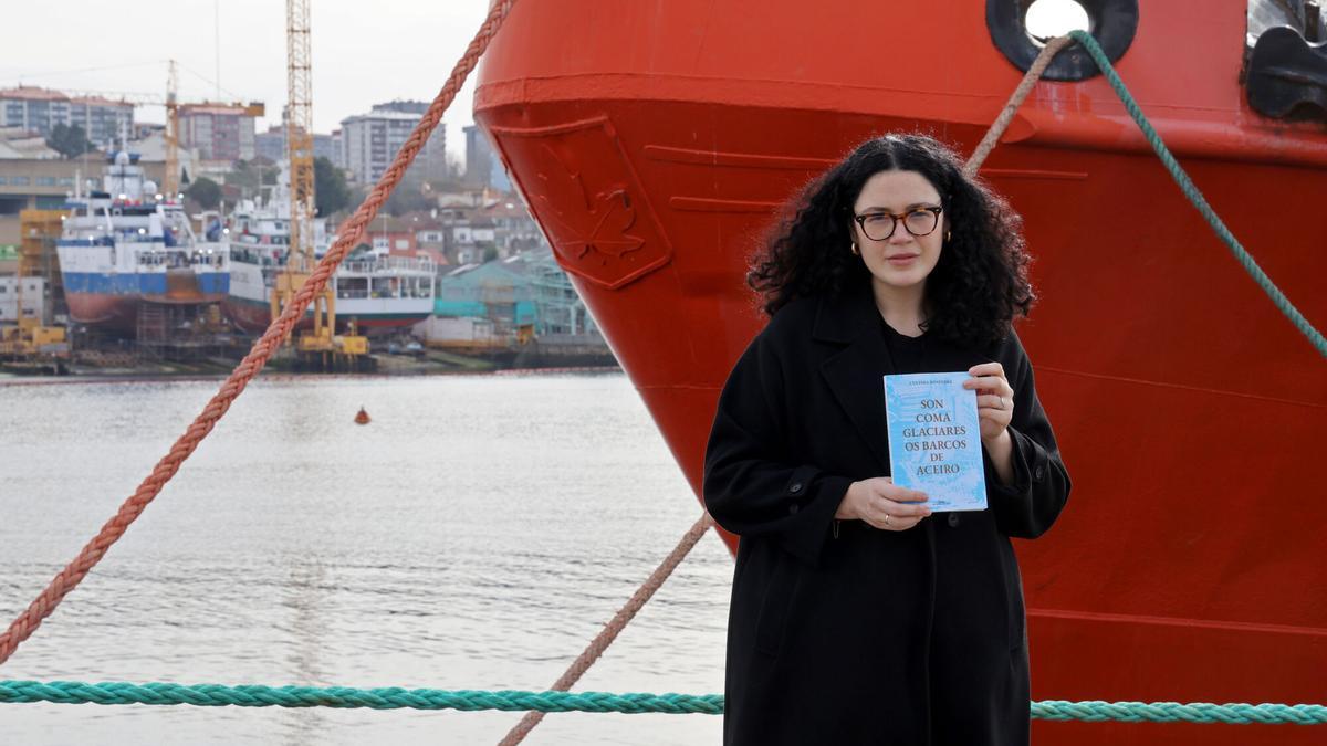 Cynthia Menéndez posa con «Son coma glaciares os barcos de aceiro»