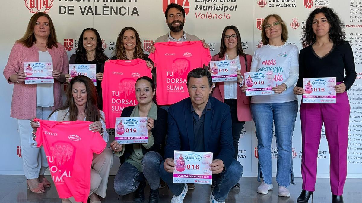 Fotografía de grupo tras la rueda de prensa de la Carrera de la Mujer.