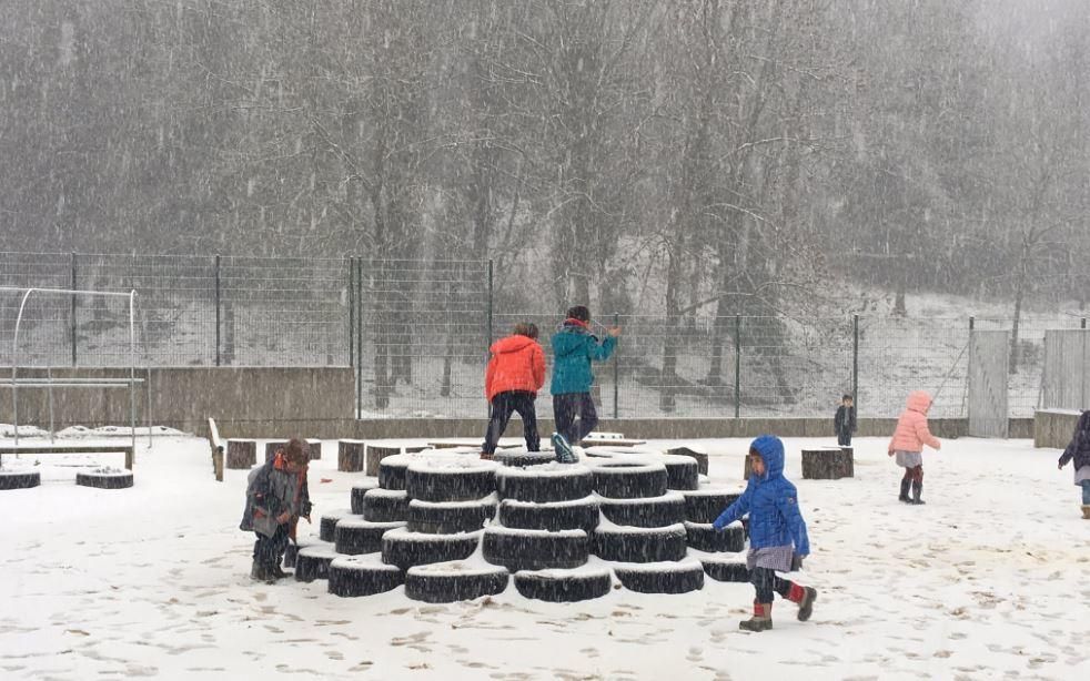 Els efectes de la nevada a l''Escola la Bòbila, a Les Preses