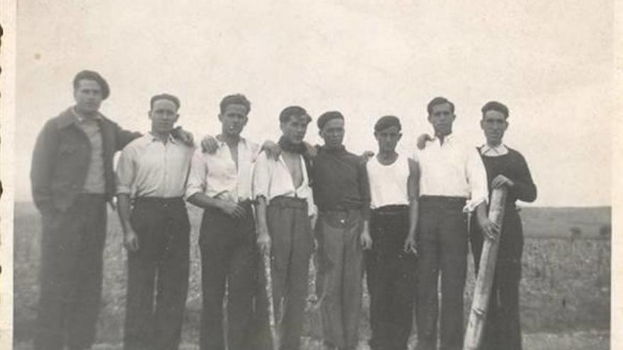 Exiliados republicanos en el campo de refugiados de Barcarés (Francia) durante el mes de mayo de 1939. El primero por la izquierda es Agustín Ferrer, de Cinctorres.