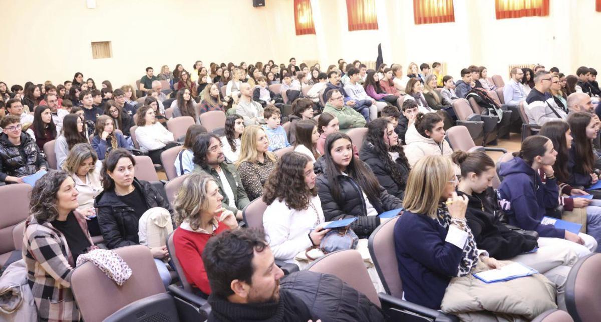 Profesores y alumnos asistentes a las jornadas de mediación escolar. | Víctor Garrido