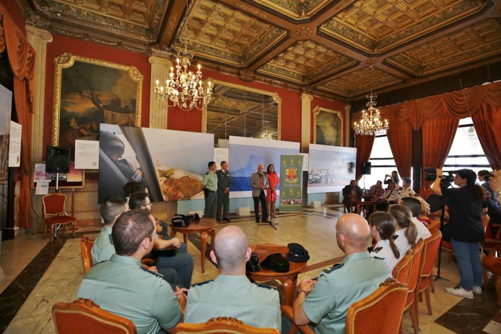 La Sociedad Casino de Torrevieja acoge hasta el lunes una exposición fotográfica de Manuel Lorenzo con motivo del 175 aniversario de la Guardia Civil. La inauguración el martes estuvo precedida por un