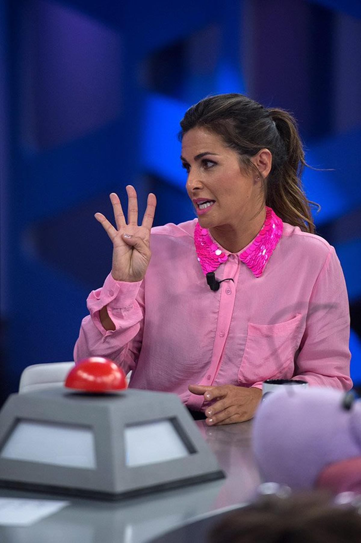 Nuria Roca con camisa rosa