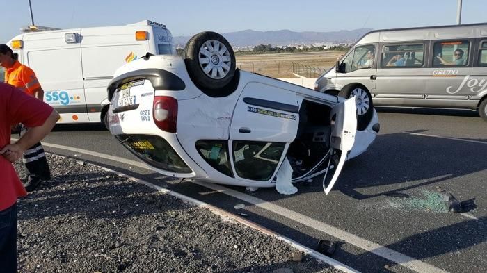 Taxi que volcó en el accidente