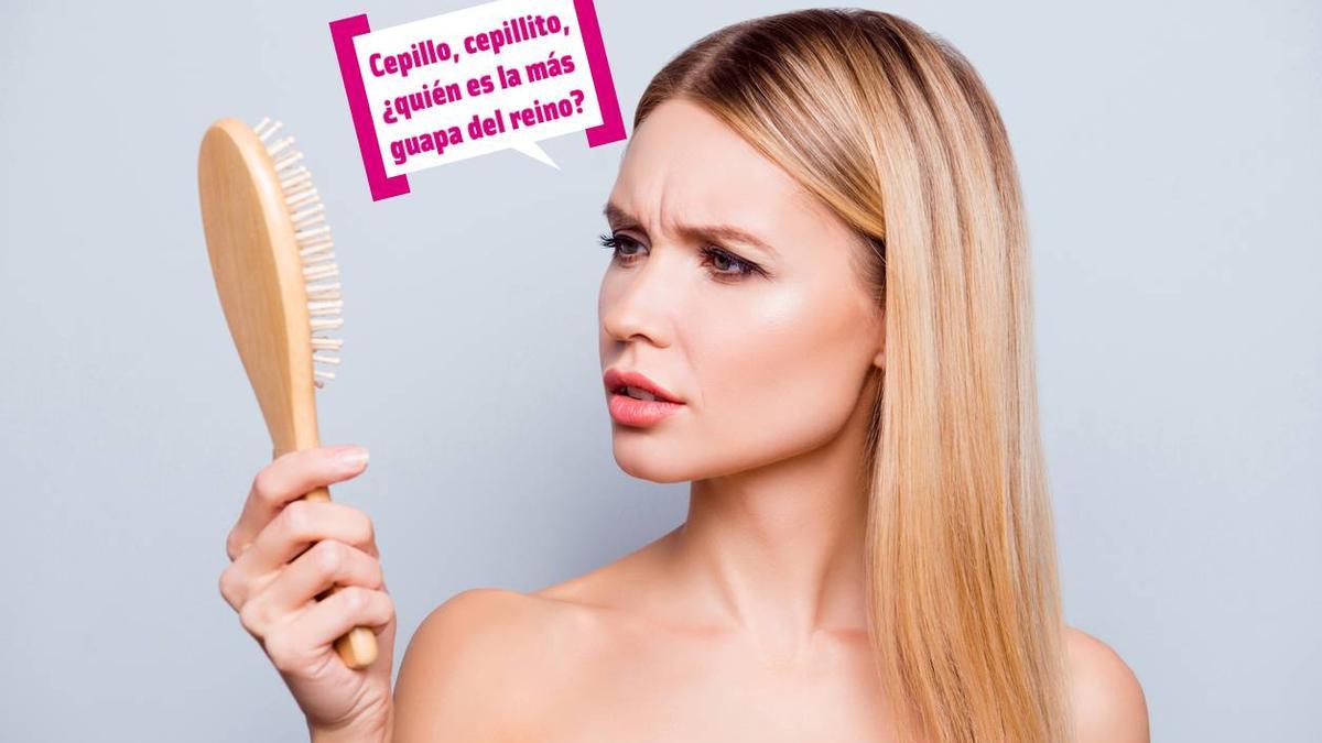 Mujer mirando cepillo extrañada