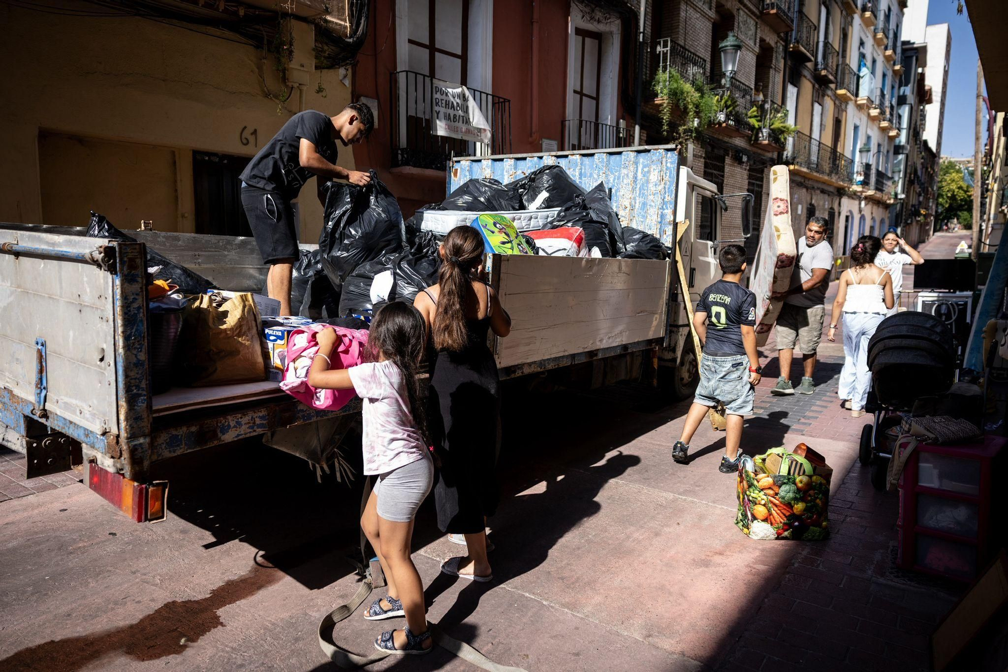 En imágenes | Desalojo en el número 72 de la calle Pignatelli de Zaragoza