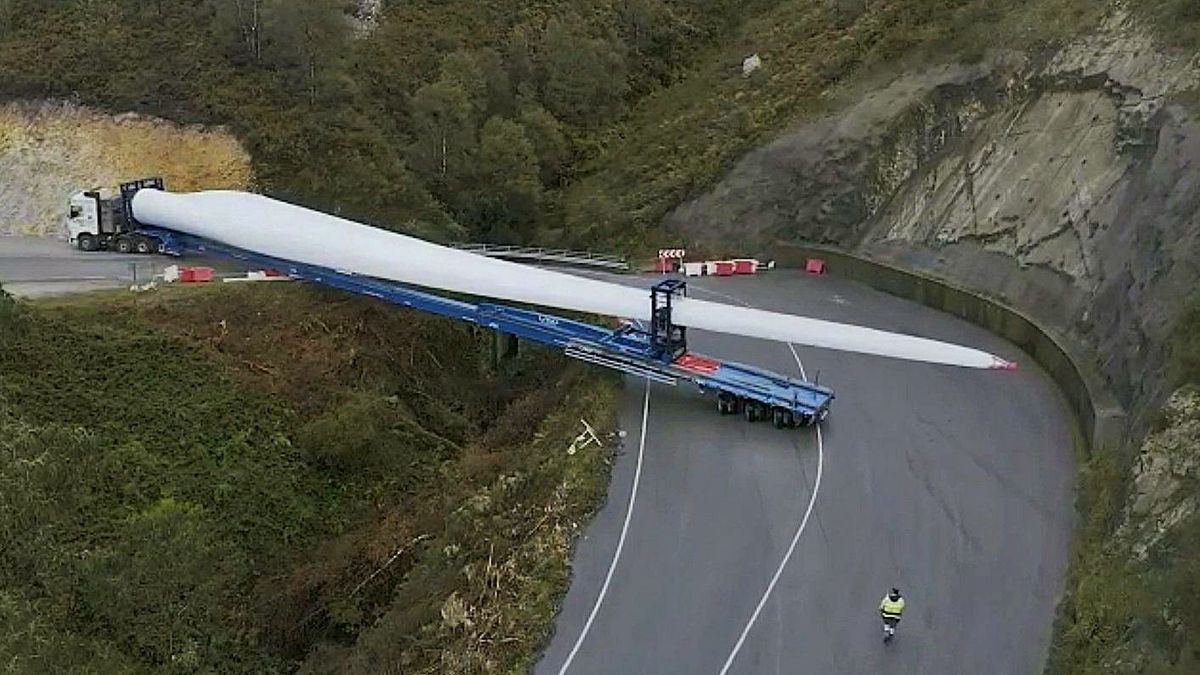 Las faraónicas fotos que muestran cómo se construye un parque eólico con piezas que no entran por las carreteras