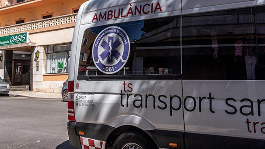 Una ambulancia permanece aparcada frente a la resiencia Oasis de Mallorca.