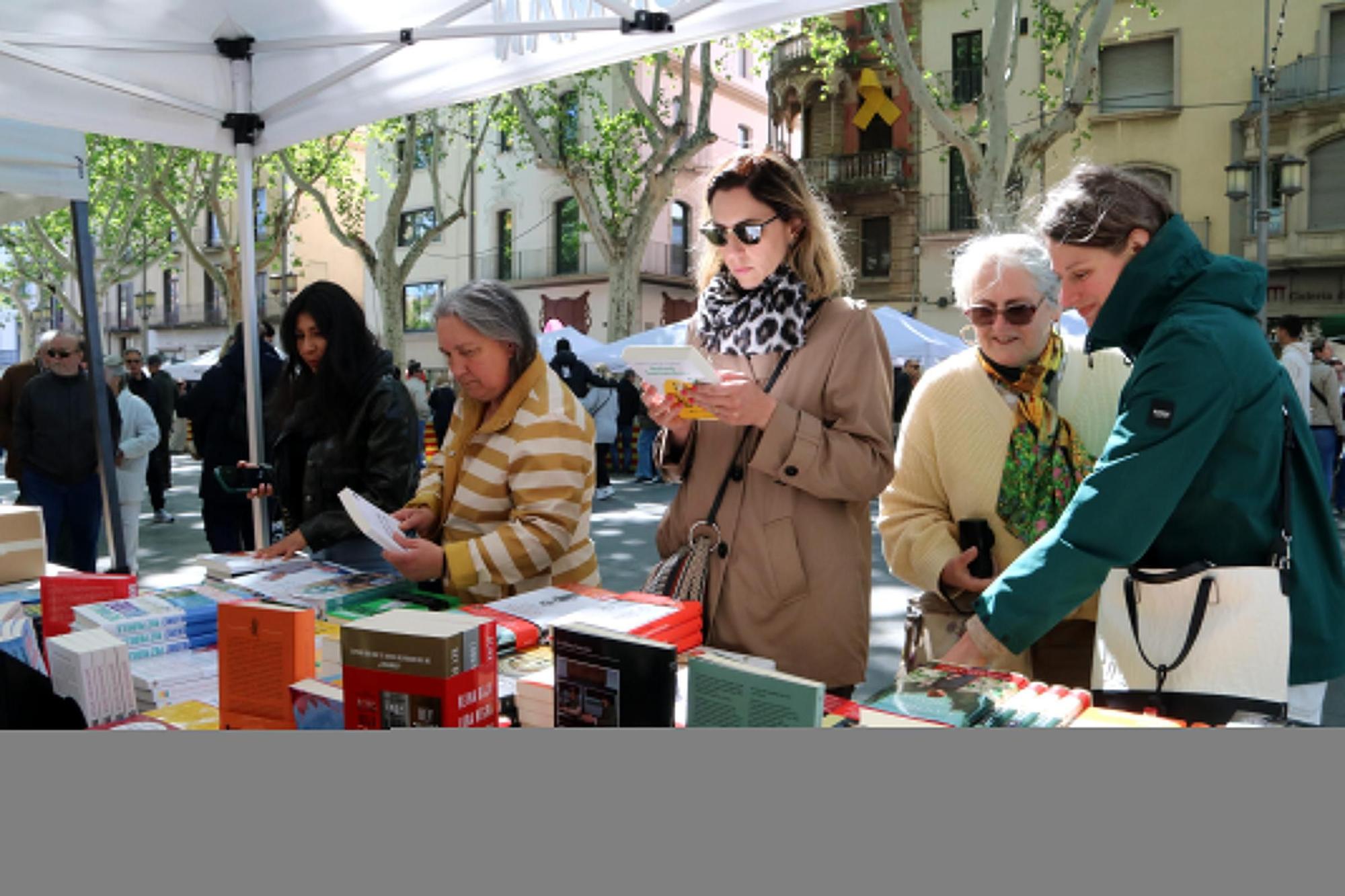 La Rambla de Figueres plena de llibres i roses en un Sant Jordi marcat pel vent