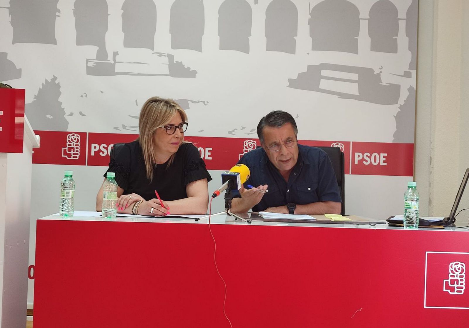 La secretaria general del PSOE de Benavente, Patricia Martín y el vicesecretario general, Antonio Vega