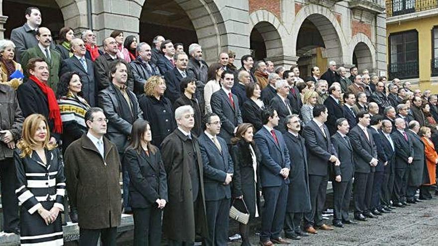 Foto de familia de la celebración del 25 aniversario de los ayuntamientos democráticos en Zamora.