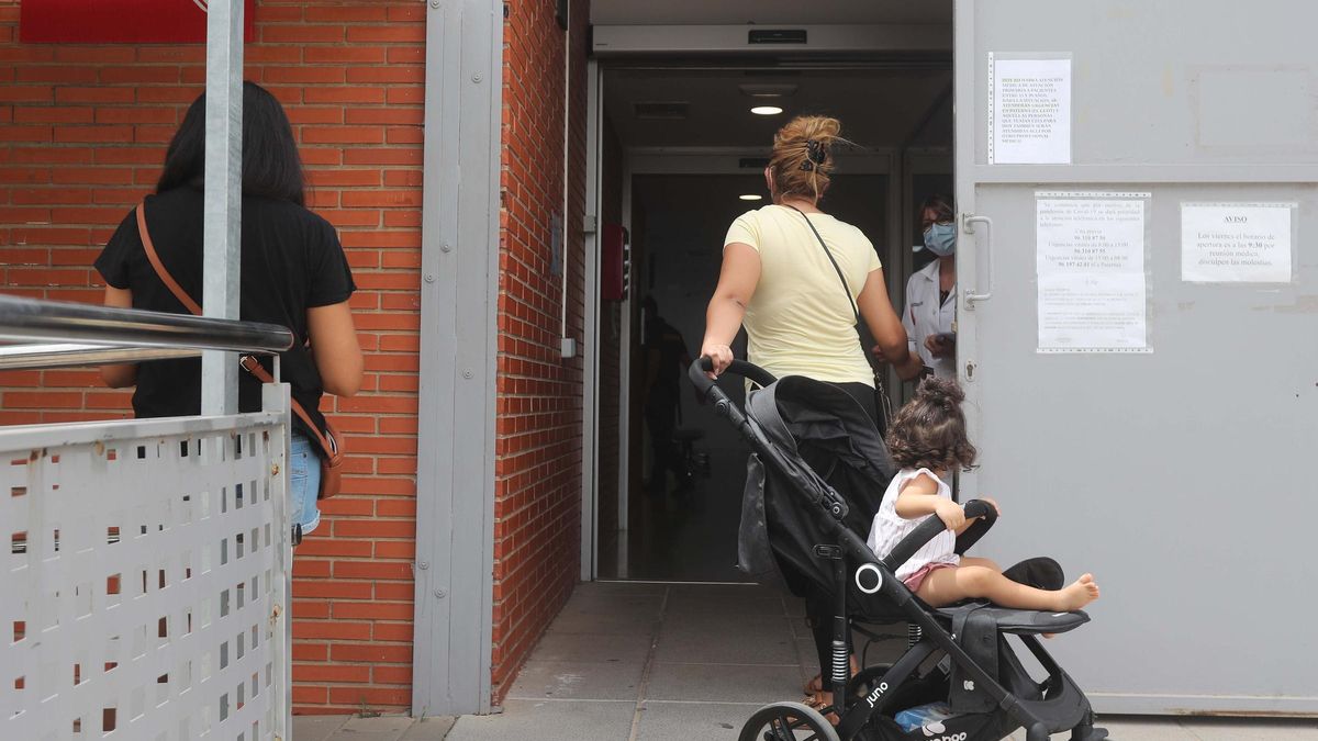 Una madre entra en el ambulatorio de La Coma, en Paterna, con su hija pequeña, en una imagen de archivo.