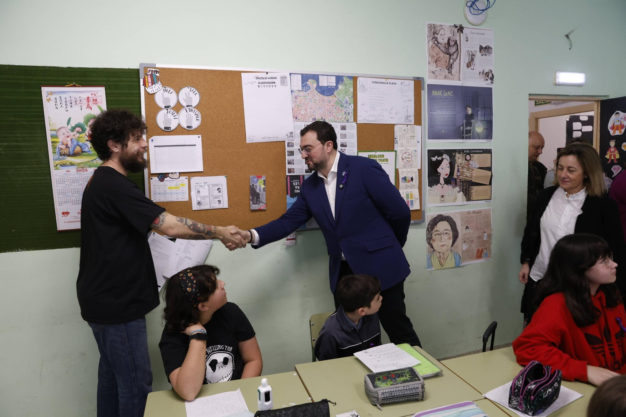 La visita de Adrián Barbón al colegio Lloréu, en Gijón